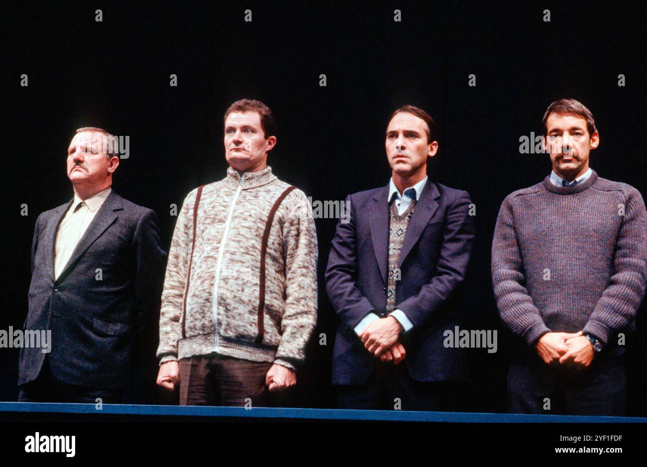 Im Dock, l-r: Derek Newark (Oberst Pietruszka), Jim Broadbent (Leutnant Pekala), Stuart Wilson (Captain Piotrowski), Roger Lloyd Pack (Lieutenant Chmielewski) im ABSICHTLICHEN TOD Eines POLNISCHEN PRIESTERS von Ronald Harwood am Almeida Theatre, London N1 10/1985 Set-Design: Eileen DISS Kostüme: Dany Everett Beleuchtung: Dave Horn Billington Stockfoto