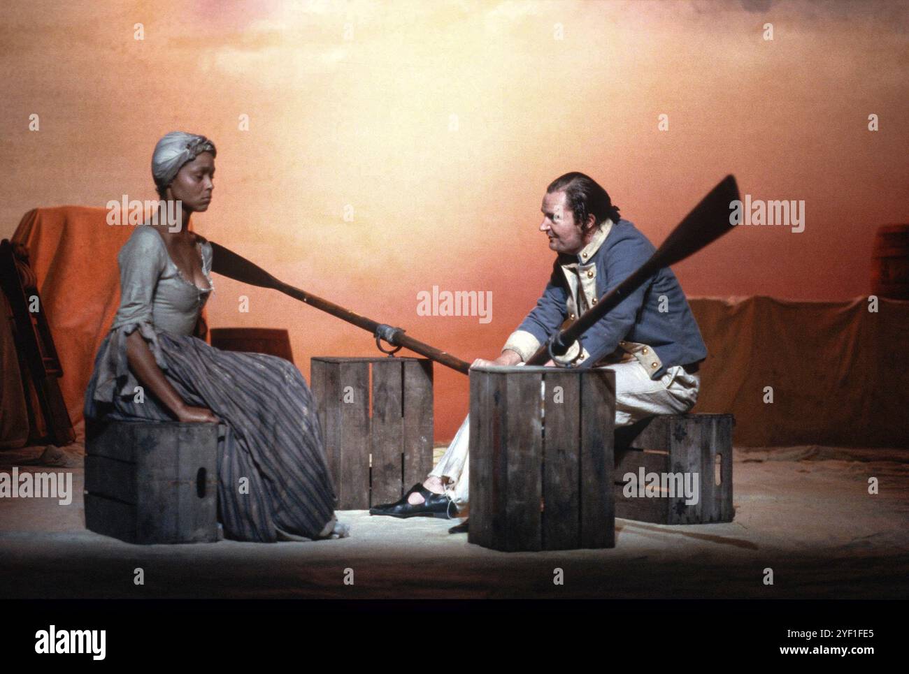 Alphonsia Emmanuel (Duckling Smith), Jim Broadbent (Midshipman Harry Brewer, RM) in OUR COUNTRY's GOOD von Timberlake Wertenbaker am Royal Court Theatre, London SW1 09/09/1988 basierend auf „The Playmaker“ von Thomas Keneally Design: Peter Hartwell Beleuchtung: Jenny Cane Regie: Max Stafford-Clark Stockfoto