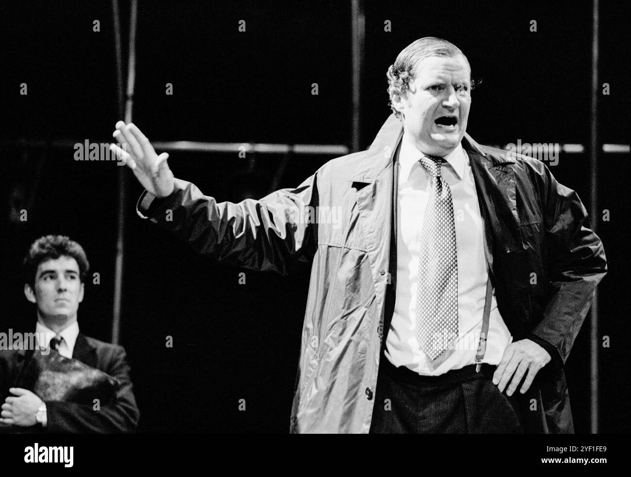 Jim Broadbent (Austin Donohue) in OUR FRIENDS IN THE NORTH von Peter Flannery bei der Royal Shakespeare Company (RSC), The Other Place, Stratford-upon-Avon, England 02/02/1982 Design: Ultz Beleuchtung: Leo Leibovici Fights: Nels Henum Regisseur: John Caird Stockfoto