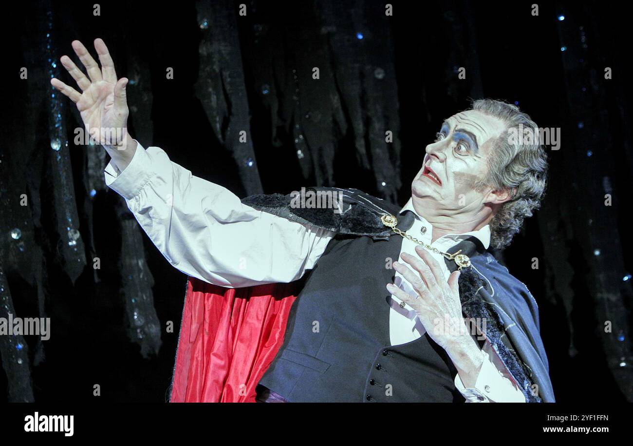 Jim Broadbent (Edward Lionheart) in THEATRE OF BLOOD von Lee Simpson & Phelim McDermott im Lyttelton Theatre, National Theatre (NT), London SE1 19/05/2005 basierend auf der MGM-Filmmusik: Joby Talbot Design: Rae Smith Beleuchtung: Colin Grenfell Illusionist: Paul Kieve Regisseur: Phelim McDermott Stockfoto