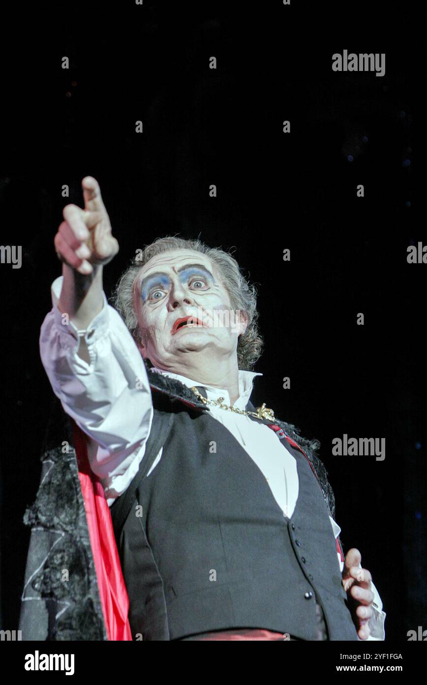 Jim Broadbent (Edward Lionheart) in THEATRE OF BLOOD von Lee Simpson & Phelim McDermott im Lyttelton Theatre, National Theatre (NT), London SE1 19/05/2005 basierend auf der MGM-Filmmusik: Joby Talbot Design: Rae Smith Beleuchtung: Colin Grenfell Illusionist: Paul Kieve Regisseur: Phelim McDermott Stockfoto