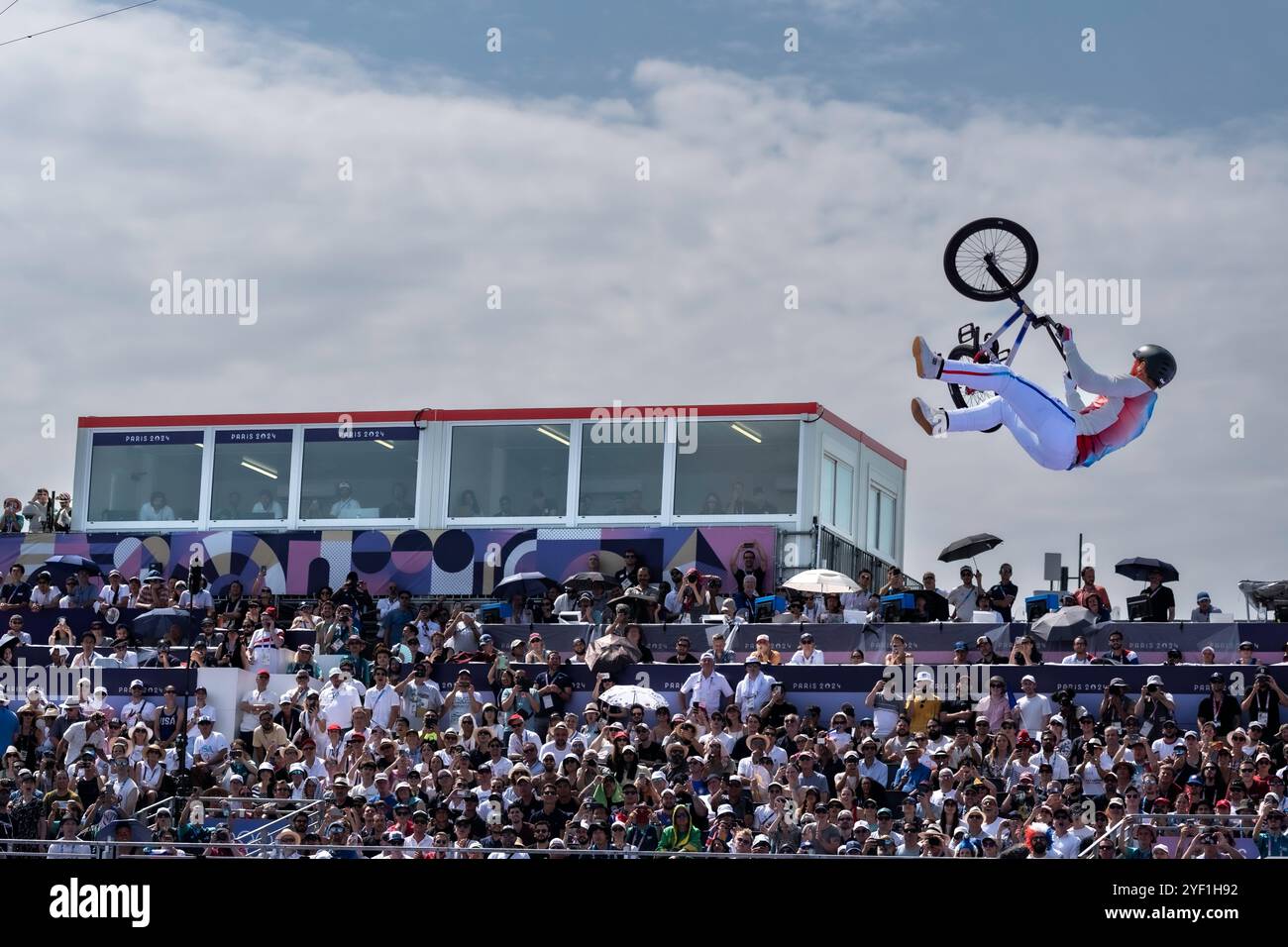 Anthony Jeanjean (FRA) tritt im Cycling BMX Freestyle Men's Park Final an Stockfoto