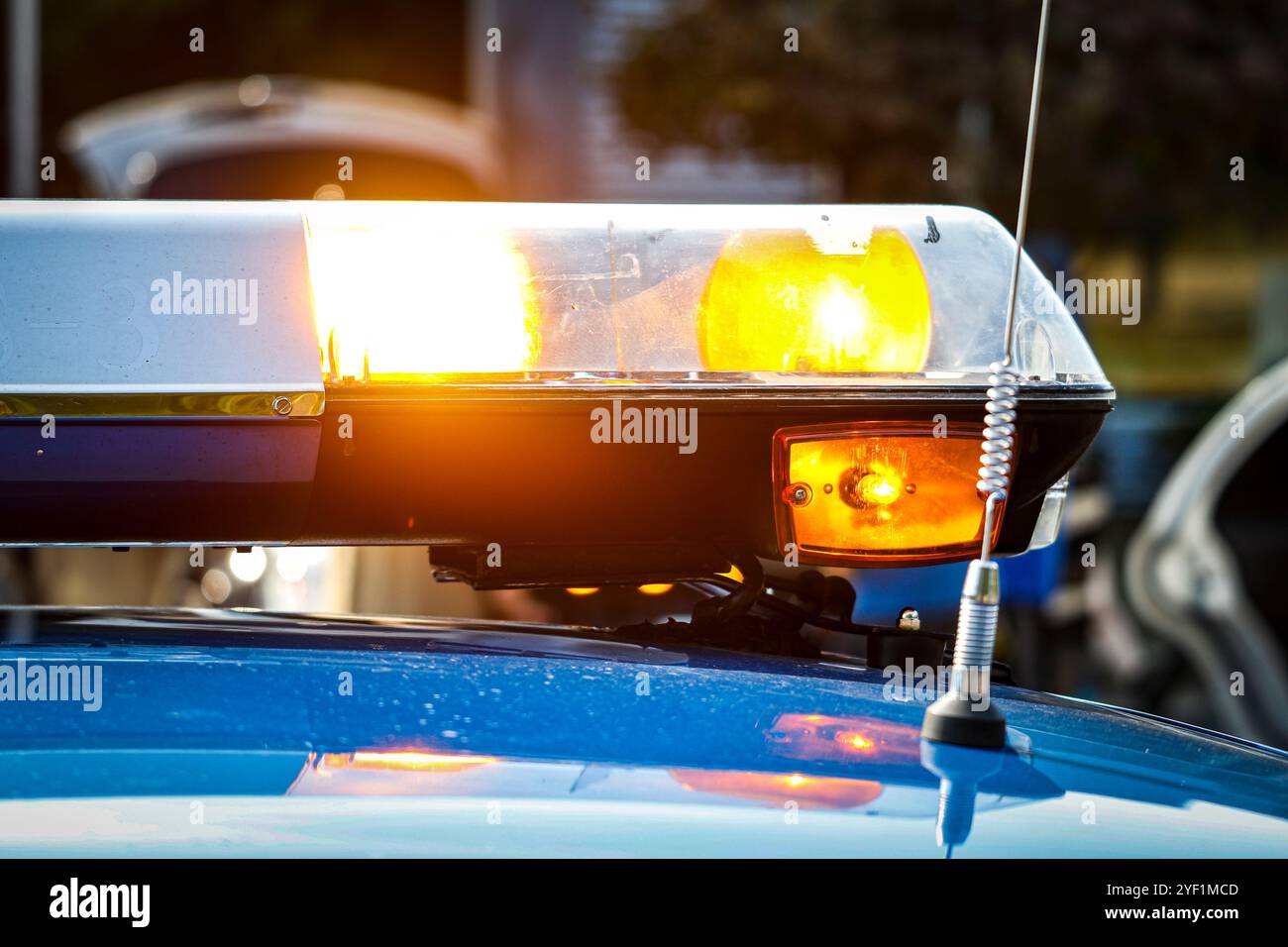 Vintage Federal Signal Streethawk Lichtbalken auf blauem Crown Victoria Police Interceptor P71, beleuchtet Stockfoto