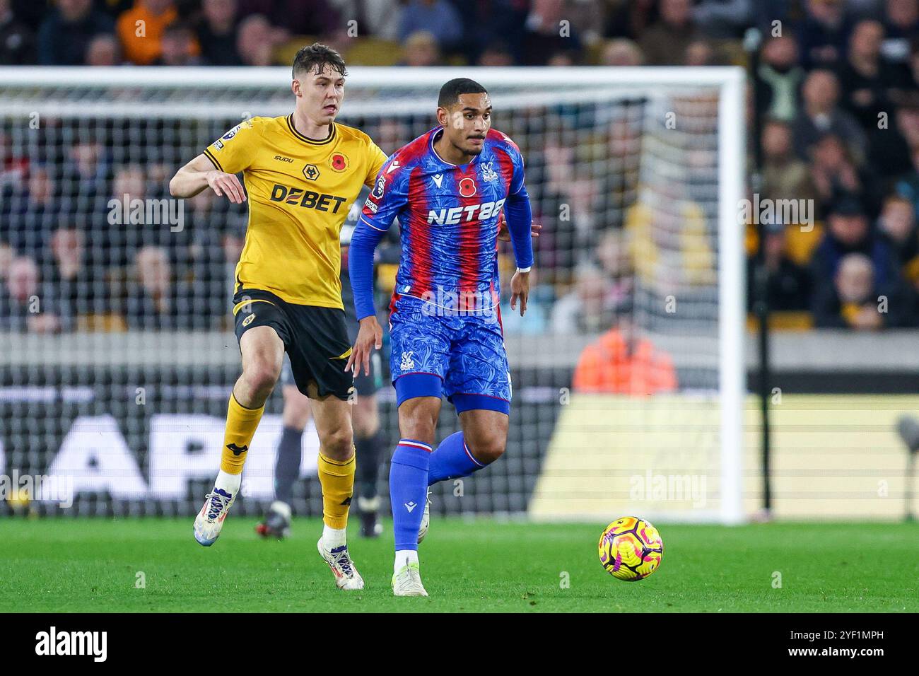 #12, Daniel Muñoz von Crystal Palace am Ball während des Premier League-Spiels zwischen Wolverhampton Wanderers und Crystal Palace in Molineux, Wolverhampton am Samstag, den 2. November 2024. (Foto: Stuart Leggett | MI News) Credit: MI News & Sport /Alamy Live News Stockfoto