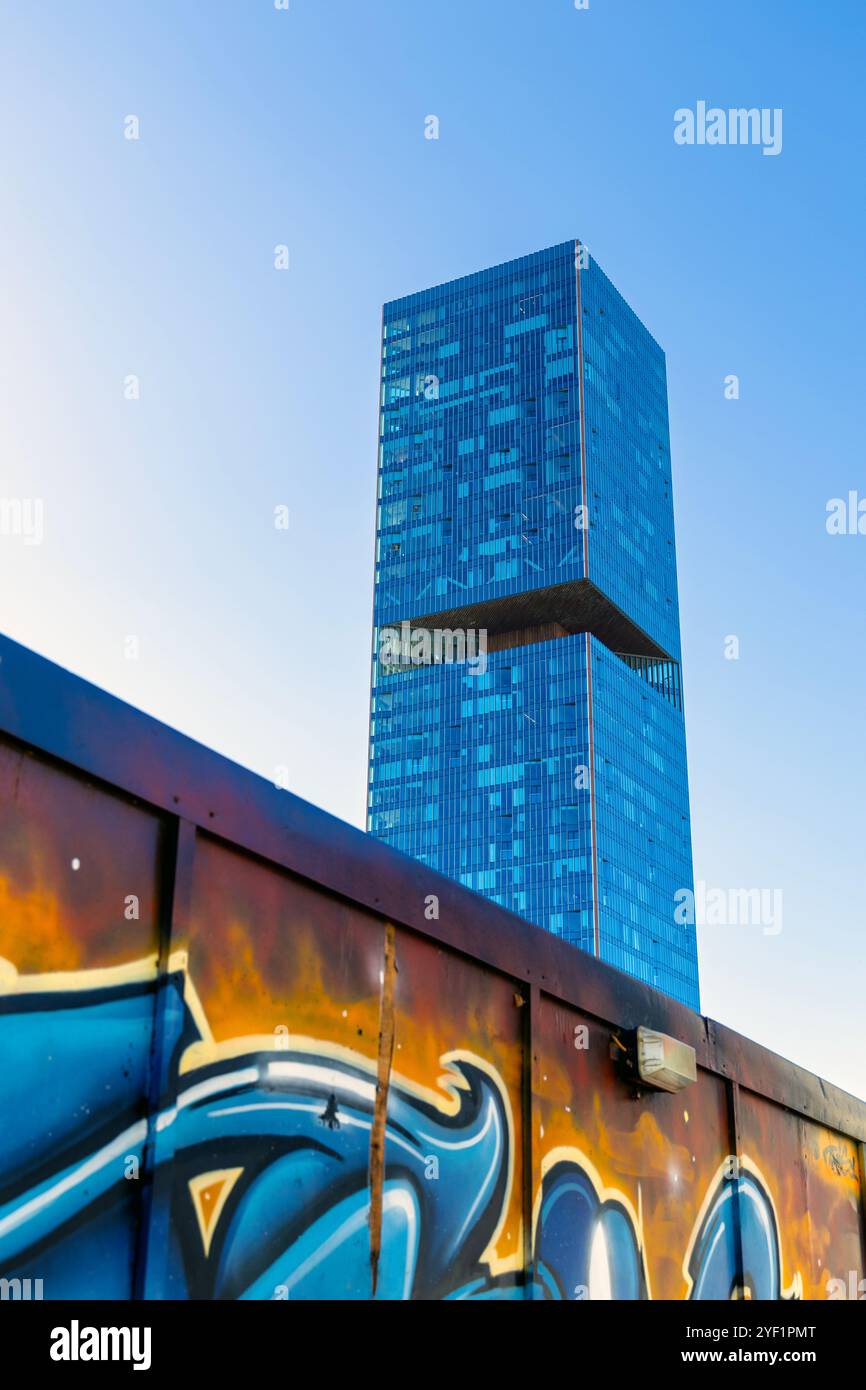 Manhattan Loft Gardens Stratford Wolkenkratzer und Zaun mit Graffiti bemalt, London, England Stockfoto