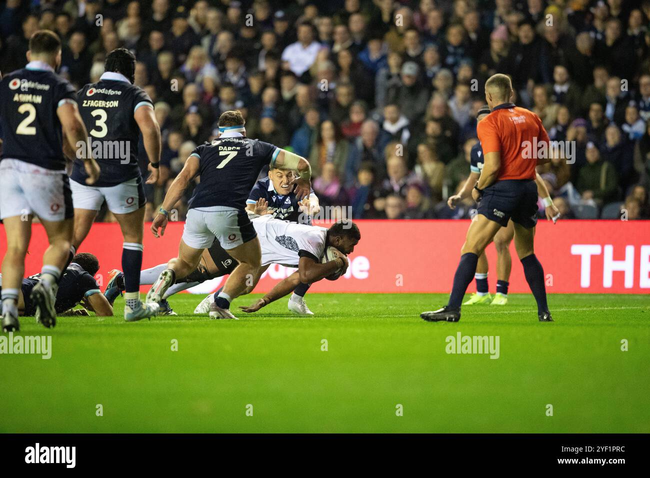 Edinburgh, Schottland, Vereinigtes Königreich, 1. November 2024 - Isaiah Armstrong-Ravula erzielt Fidschis ersten Versuch gegen Schottland im Spiel der Schottland gegen Fidschi im Murrayfield Stadium, Edinburgh.- Credit: Thomas Gorman/Alamy News Live Stockfoto