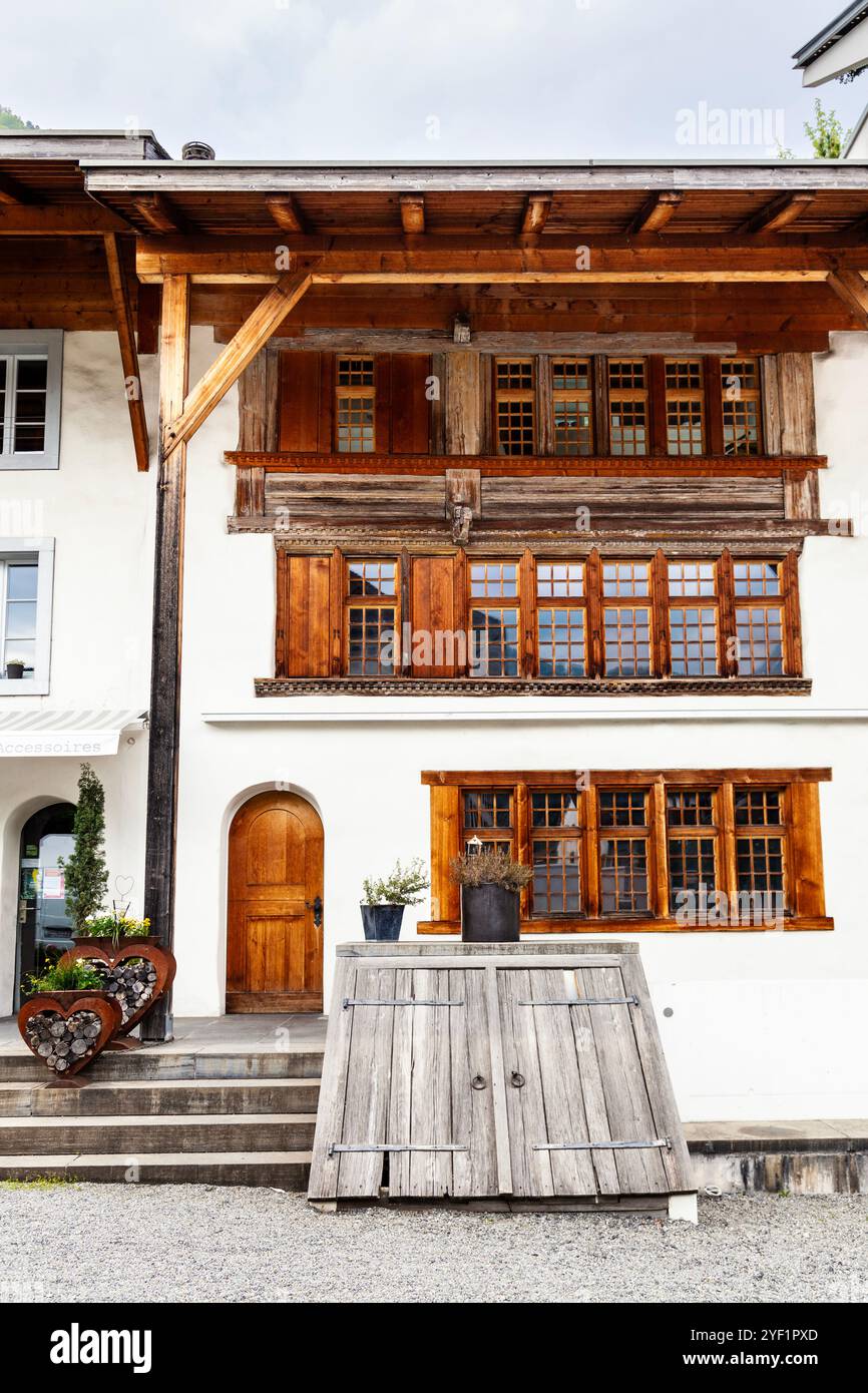 Historisches Haus außen mit Kellertüren, Unterseen, Schweiz Stockfoto