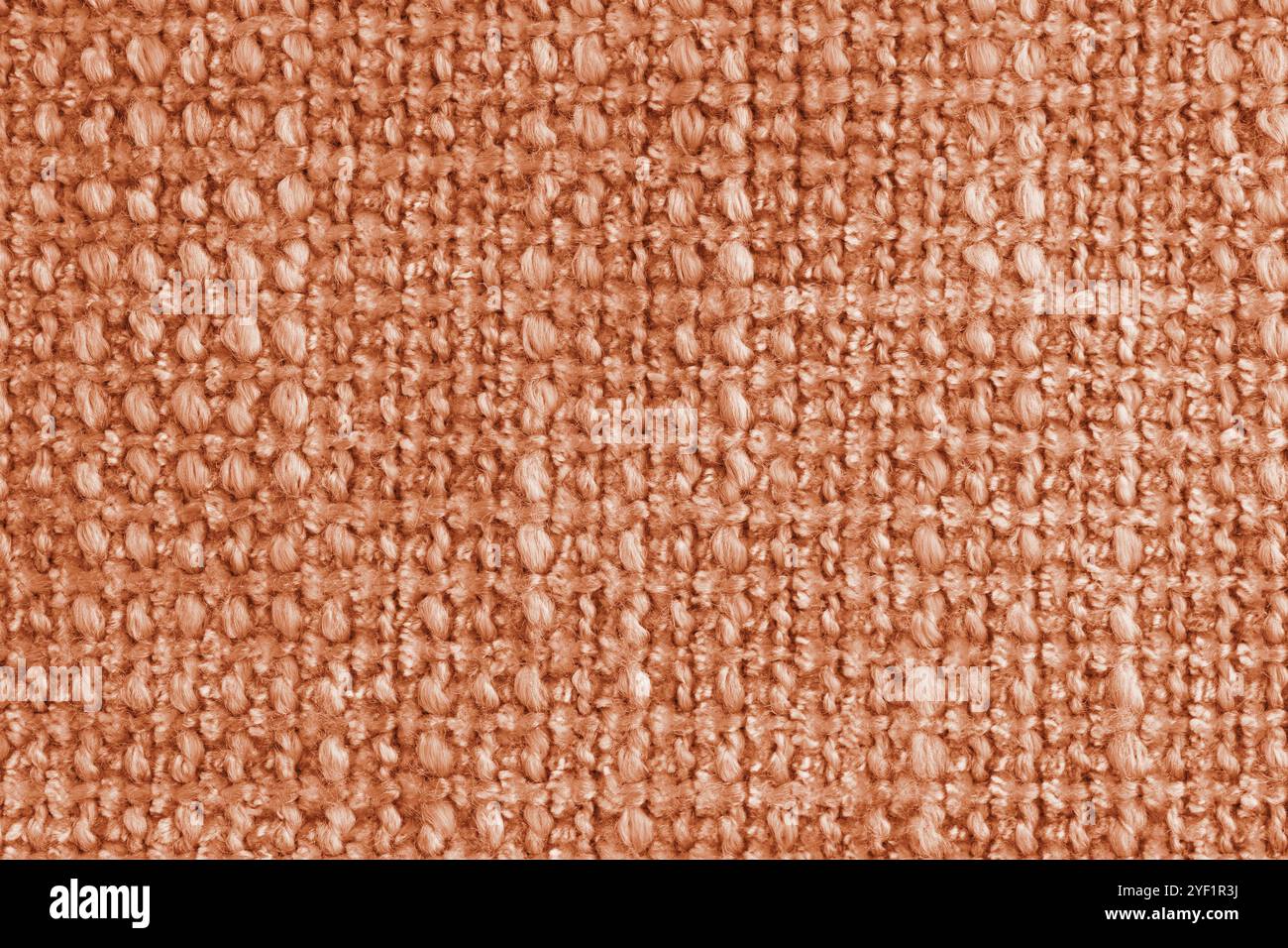 Textur des orangen Jacquard-Gewebes aus rauem Gewebe, Stoffstrukturhintergrund, Nahaufnahme, Makro. Material für Heimtextilien, Polster und Vorhangdekor Stockfoto