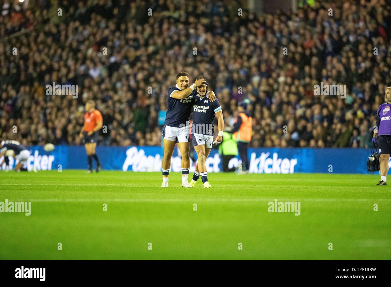 Edinburgh, Schottland, Vereinigtes Königreich, 1. November 2024: Stone Tuipulotu gibt Darcy Graham einen feierlichen Pat-Ion-Kopf, nachdem der Schotte seinen zweiten Versuch erzielt hat. Spiel der Herbstserie Schottland gegen Fidschi im Murrayfield Stadium, Edinburgh.- Credit: Thomas Gorman/Alamy News Live Stockfoto