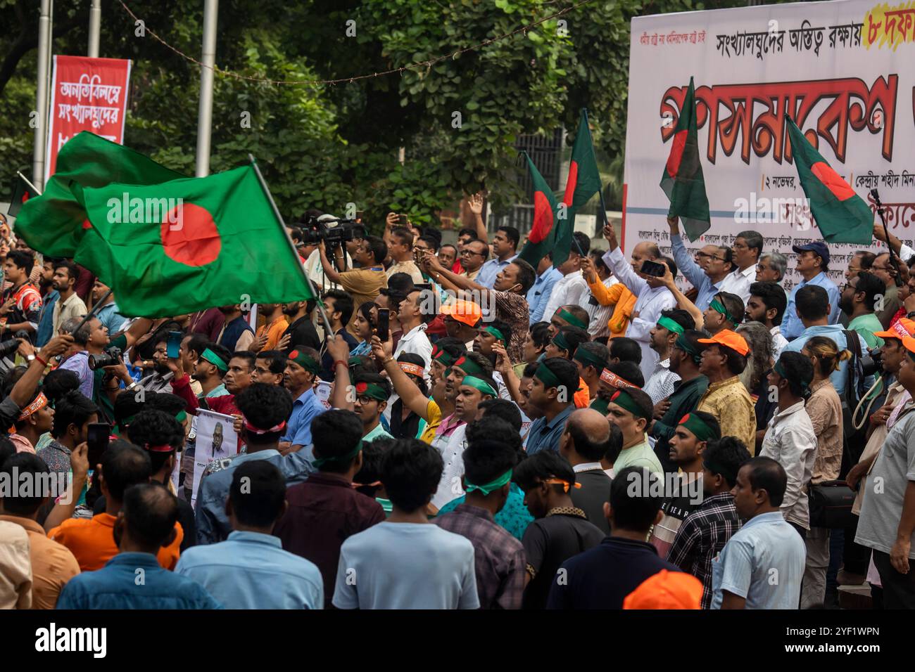 Dhaka, Bangladesch. November 2024. Bangladeschische Hindu-Demonstranten singen Parolen während der Demonstration im Shaheed Minar. Bangladeschi Hindu und andere Minderheitengruppen nahmen an einem Protest Teil, um zu fordern, dass eine Übergangsregierung alle Fälle gegen ihre Führer zurückzieht und sie vor Angriffen und Schikanen in Dhaka, Bangladesch, schützt. Quelle: SOPA Images Limited/Alamy Live News Stockfoto