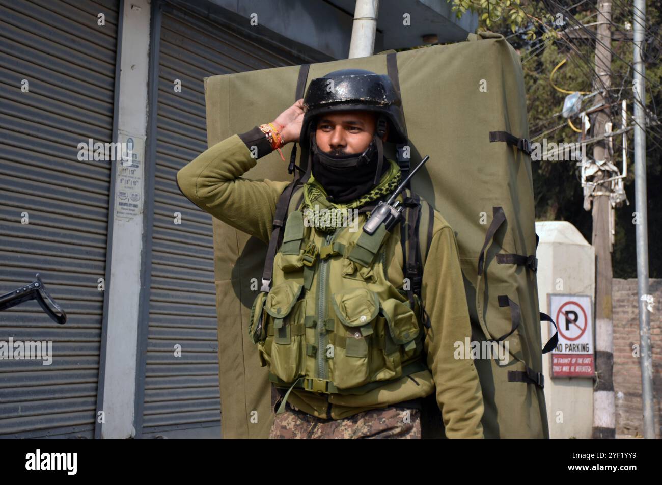 Srinagar, Indien. November 2024. Ein Sicherheitsbeamter, der mit Ausrüstung auf dem Rücken ausgerüstet war, war am 2. November 2024 in Khanyar, Srinagar, an einer Begegnung beteiligt. Beamte berichteten, dass ein oberster Befehlshaber der Lashkar-e-Taiba, Usman, während des Zusammenstoßes getötet wurde, während vier Sicherheitspersonal verletzt wurden. (Foto: Danish Showkat/SIPA USA). Quelle: SIPA USA/Alamy Live News Stockfoto