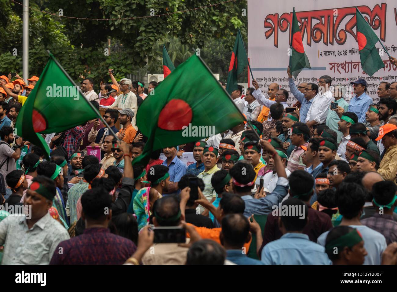 Dhaka, Bangladesch. November 2024. Bangladeschische Hindu-Demonstranten singen Parolen während der Demonstration im Shaheed Minar. Bangladeschi Hindu und andere Minderheitengruppen nahmen an einem Protest Teil, um zu fordern, dass eine Übergangsregierung alle Fälle gegen ihre Führer zurückzieht und sie vor Angriffen und Schikanen in Dhaka, Bangladesch, schützt. (Foto: Sazzad Hossain/SOPA Images/SIPA USA) Credit: SIPA USA/Alamy Live News Stockfoto