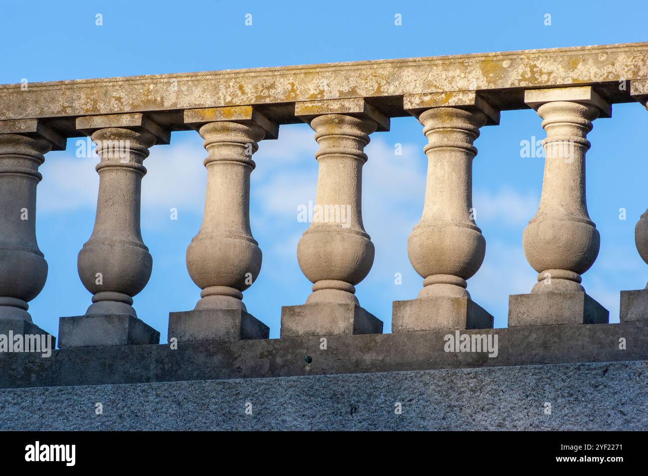 Anmutig geschnitzte Steinbalustrade mit klassischen Säulen spiegelt die Eleganz der alten Welt im Larz Anderson Park, Brookline, Massachusetts, USA wider Stockfoto