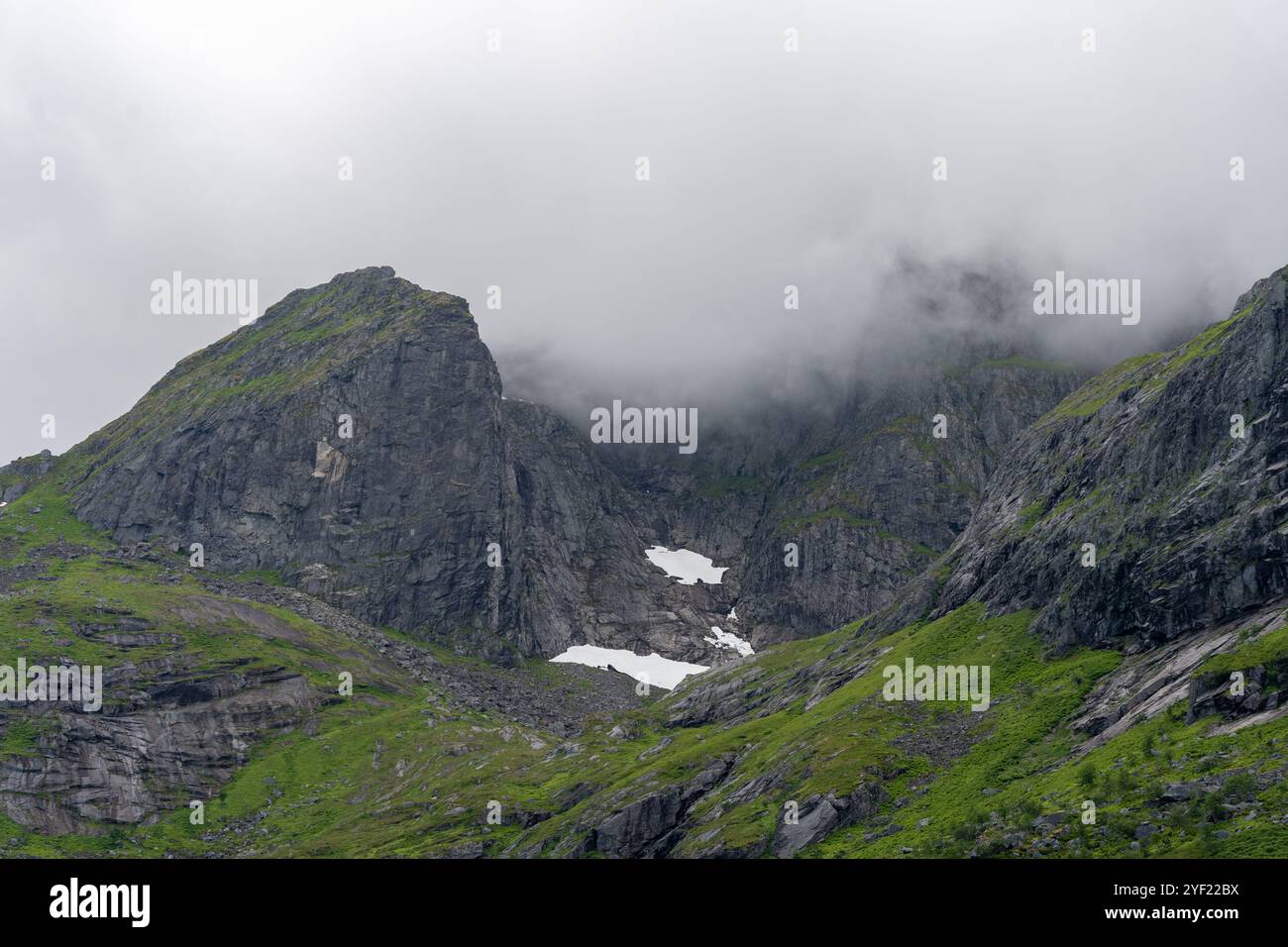 Wolkenbedeckter Berggipfel auf der Insel Lofoten, Norwegen Stockfoto