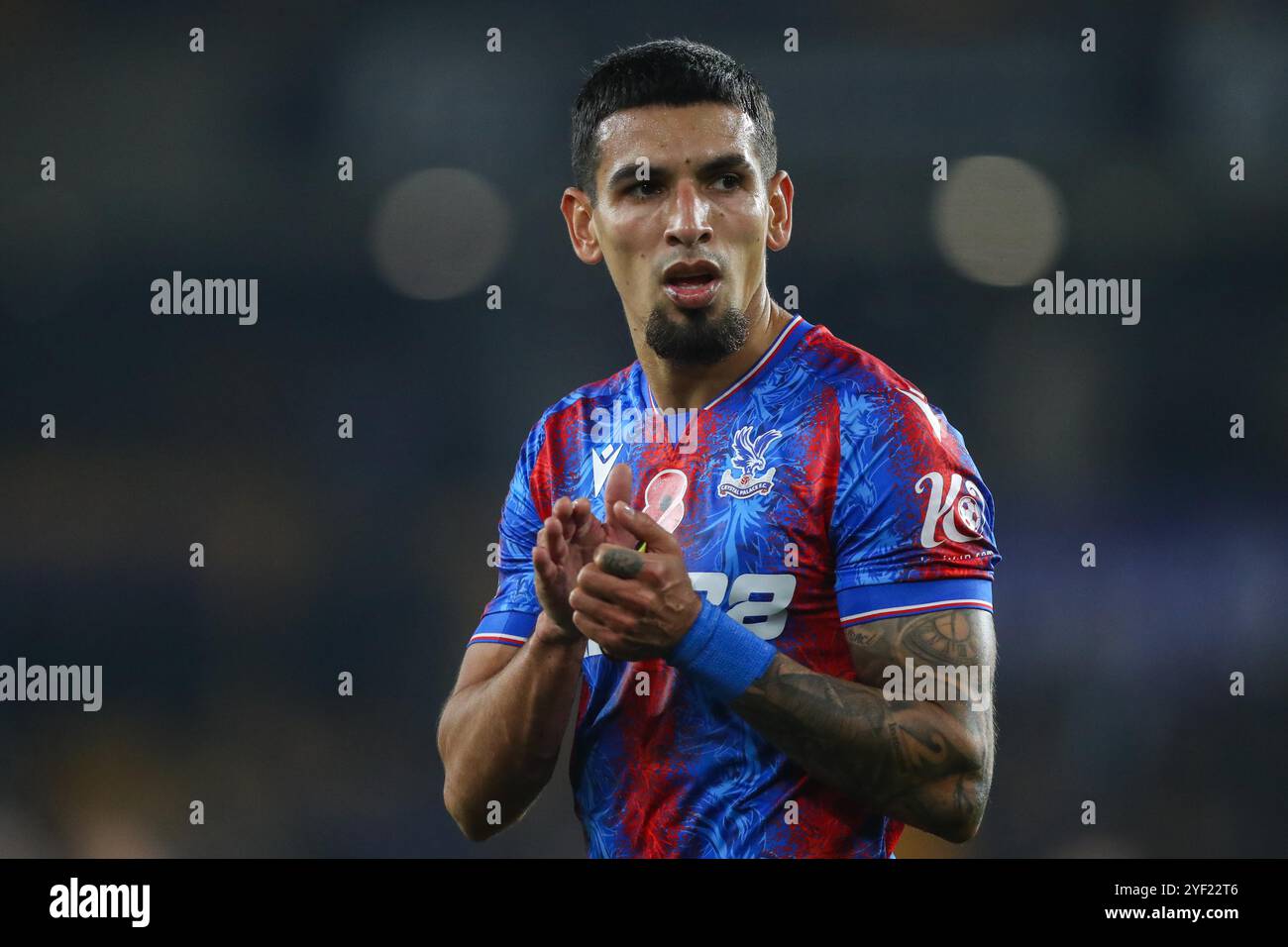 Wolverhampton, Großbritannien. November 2024. Daniel Muñoz von Crystal Palace applaudiert den Reisenden Fans nach dem Premier League-Spiel Wolverhampton Wanderers gegen Crystal Palace in Molineux, Wolverhampton, Großbritannien, 2. November 2024 (Foto: Gareth Evans/News Images) in Wolverhampton, Großbritannien am 11.2.2024. (Foto: Gareth Evans/News Images/SIPA USA) Credit: SIPA USA/Alamy Live News Stockfoto