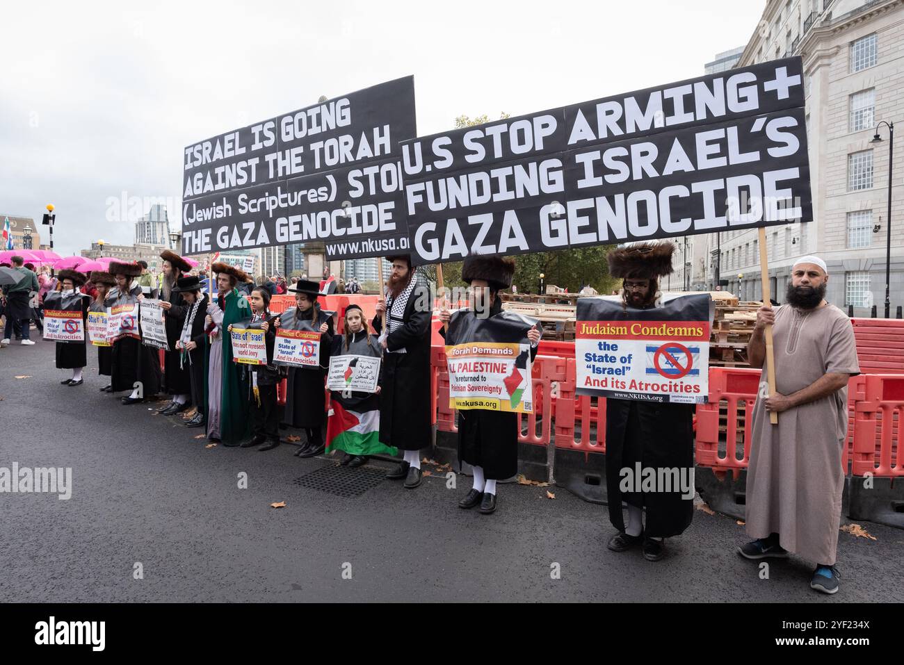 London, Großbritannien. 2. November 2024. antizionistische Haredi-Juden schließen sich mehreren tausend palästinensischen Anhängern an, die den 22. Nationalmarsch für Palästina veranstalten, seit Israel nach einem Angriff von Hamas-Militanten Kriege gegen Gaza, das besetzte Westjordanland und den Libanon begonnen hat. Organisiert von der Palästinensischen Solidaritätskampagne, Stop the war Coalition, Friends of Al-Aqsa und der Muslimischen Vereinigung Großbritanniens, versammelte sich der Protest in Whitehall, bevor er zur US-Botschaft marschierte, um einen sofortigen Waffenstillstand und ein Ende der Unterstützung Großbritanniens und der USA sowie des Waffenverkaufs an Israel zu fordern. Quelle: Ron Fassbender/Alamy Live News Stockfoto