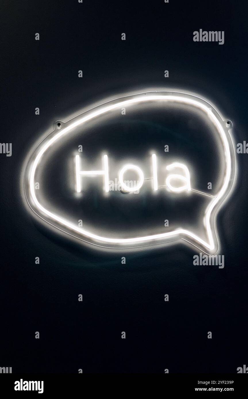 Das Wort Hello ist in weiß in einem Kreis mit schwarzem Hintergrund vertikal beleuchtet. Stockfoto