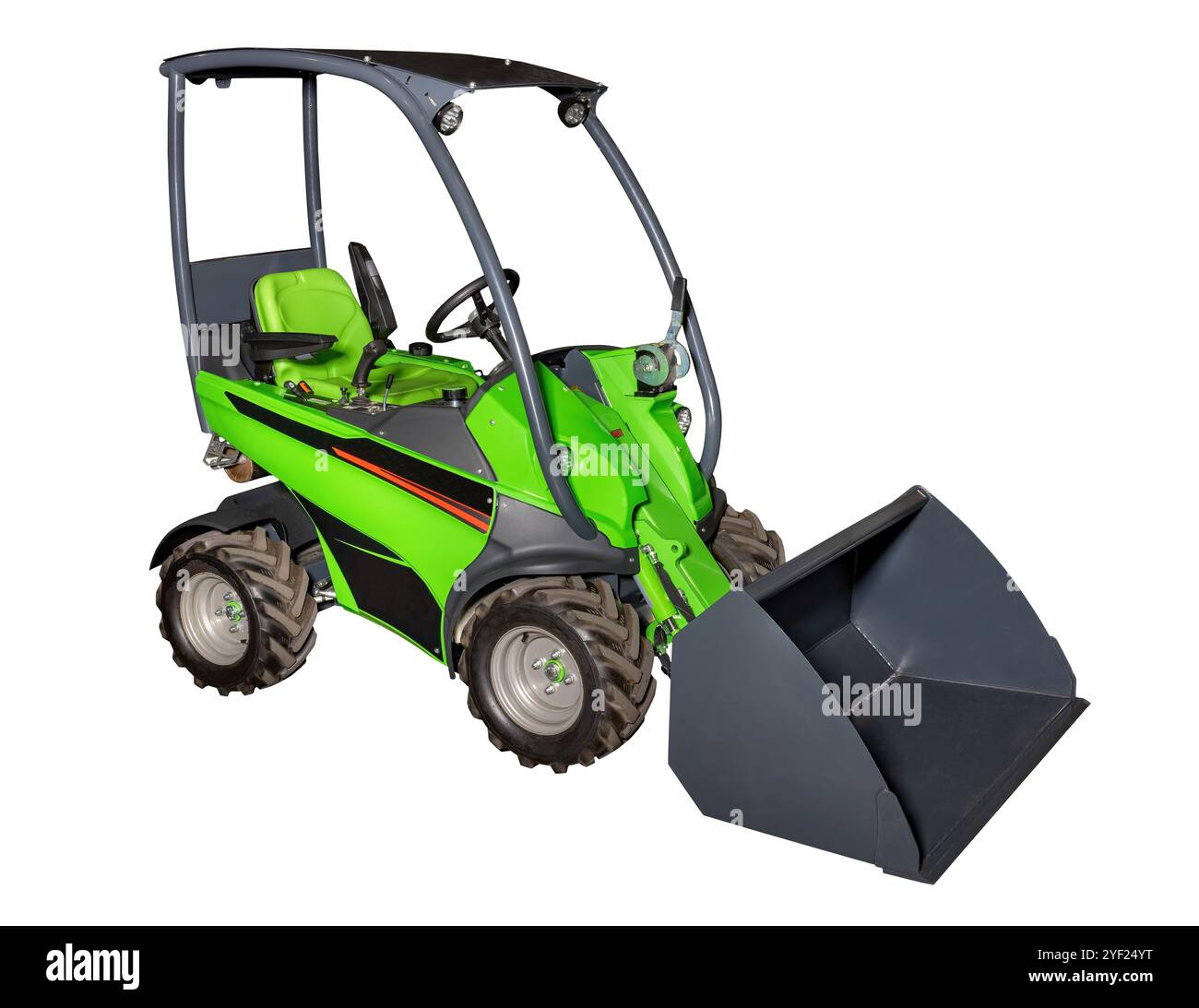 Grüner kompakter Frontlader auf weißem Hintergrund für Bau- und Landmaschinenkonzepte. Isoliert auf weißem Hintergrund. Stockfoto
