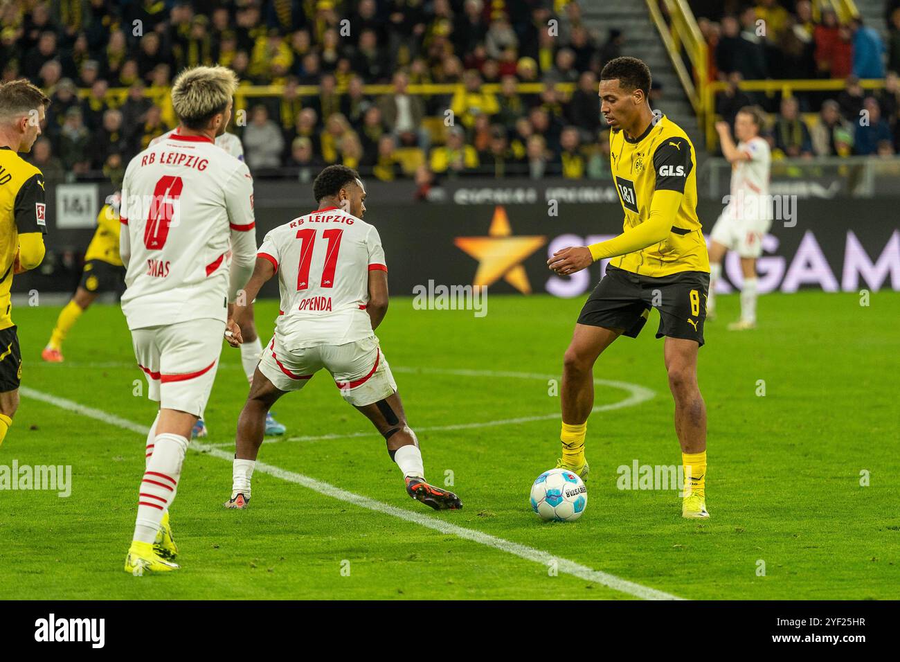 Felix Nmecha (Borussia Dortmund 09, #08) klaert den Angriff von Lois Openda (RB Leipzig, #11) und Eljif Elmas (RB Leipzig, #06), GER BVB Borussia Dortmund 09 vs. RB Leipzig, Fussball, Bundesliga, Spieltag 9, Saison 2024/2025, 02.11.2024 DFB/DFL-VORSCHRIFTEN VERBIETEN DIE VERWENDUNG VON FOTOGRAFIEN ALS BILDSEQUENZEN UND/ODER QUASI-VIDEO, FOTO: EIBNER-PRESSEFOTO/FABIAN FRIESE Stockfoto