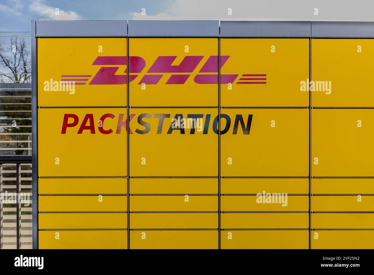 Nahaufnahme einer DHL Packstation, die für die Paketabholung und -Zustellung in Deutschland verwendet wird. Ideal für Themen rund um Logistik, Lieferung und Komfort. Stockfoto