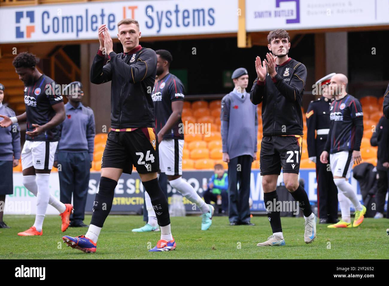 Bradford, Großbritannien. Oktober 2024. Jack Shepherd von Bradford City (links) und Olly Sanderson (rechts) während des Spiels Bradford City gegen Aldershot Town FA Cup Round 1 im University of Bradford Stadium, Bradford, Großbritannien am 2. November 2024 Credit: Every Second Media/Alamy Live News Stockfoto