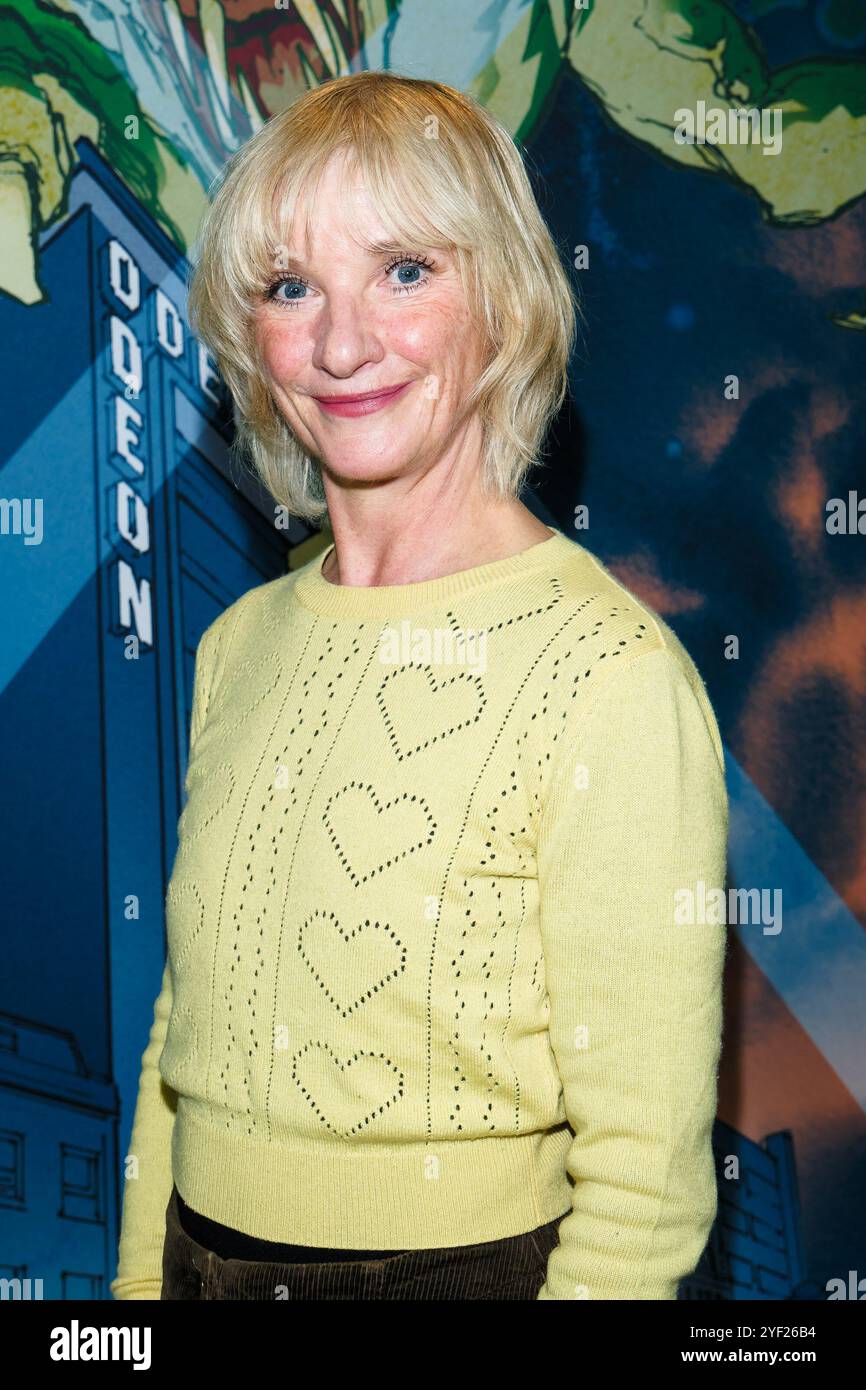 London, Großbritannien. November 2024. Jane Horrocks fotografiert an der Medienwand für UK Premiere Time Travel Is Dangerous während des Freitagsfests Halloween am Samstag, den 2. November 2024 im ODEON Luxe West End, London. Bild von Julie Edwards. Quelle: JEP Celebrity Photos/Alamy Live News Stockfoto