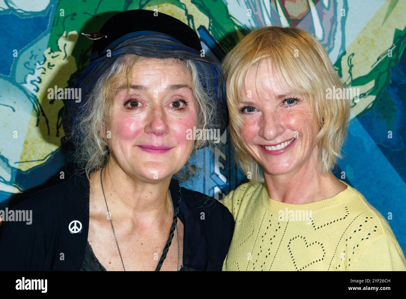 London, Großbritannien. November 2024. Jane Horrocks und Sophie Thompson fotografierten an der Medienwand für UK Premiere Time Travel Is Dangerous während des Freitagsfests Halloween am Samstag, den 2. November 2024 im ODEON Luxe West End, London. Bild von Julie Edwards. Quelle: JEP Celebrity Photos/Alamy Live News Stockfoto