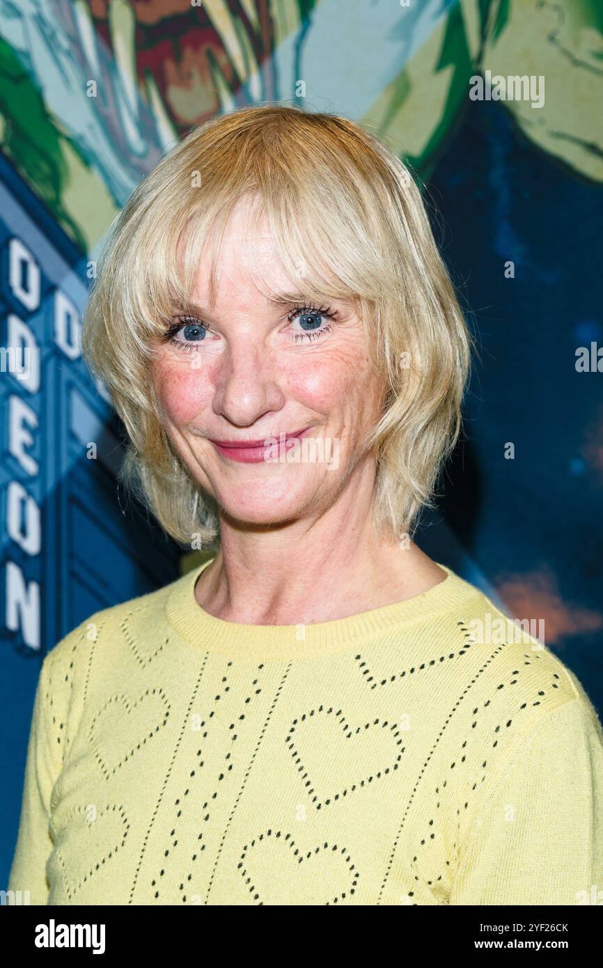 London, Großbritannien. November 2024. Jane Horrocks fotografiert an der Medienwand für UK Premiere Time Travel Is Dangerous während des Freitagsfests Halloween am Samstag, den 2. November 2024 im ODEON Luxe West End, London. Bild von Julie Edwards. Quelle: JEP Celebrity Photos/Alamy Live News Stockfoto
