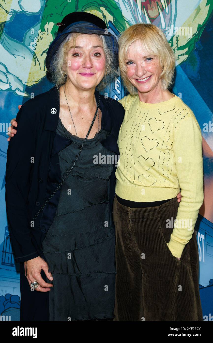 London, Großbritannien. November 2024. Jane Horrocks und Sophie Thompson fotografierten an der Medienwand für UK Premiere Time Travel Is Dangerous während des Freitagsfests Halloween am Samstag, den 2. November 2024 im ODEON Luxe West End, London. Bild von Julie Edwards. Quelle: JEP Celebrity Photos/Alamy Live News Stockfoto