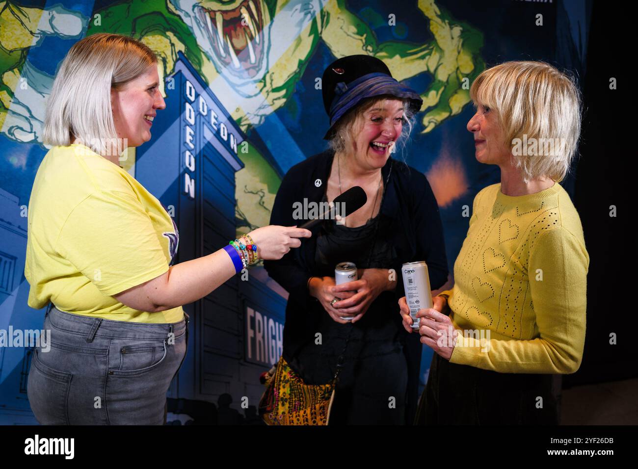 London, Großbritannien. November 2024. Jane Horrocks und Sophie Thompson fotografierten an der Medienwand für UK Premiere Time Travel Is Dangerous während des Freitagsfests Halloween am Samstag, den 2. November 2024 im ODEON Luxe West End, London. Bild von Julie Edwards. Quelle: JEP Celebrity Photos/Alamy Live News Stockfoto