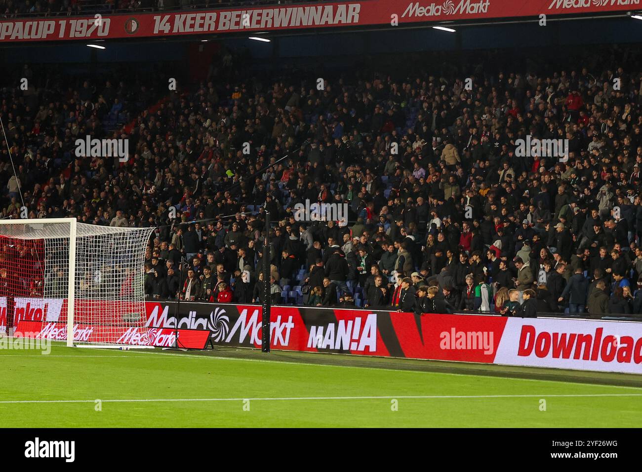 Rotterdam, Niederlande. November 2024. ROTTERDAM, NIEDERLANDE - 2. NOVEMBER: Werbetafel von Mediamarkt Mania während des niederländischen Eredivisie-Spiels zwischen Feyenoord und AZ im Stadion Feijenoord am 2. November 2024 in Rotterdam, Niederlande. (Foto von Hans van der Valk/Orange Pictures) Credit: Orange Pics BV/Alamy Live News Stockfoto