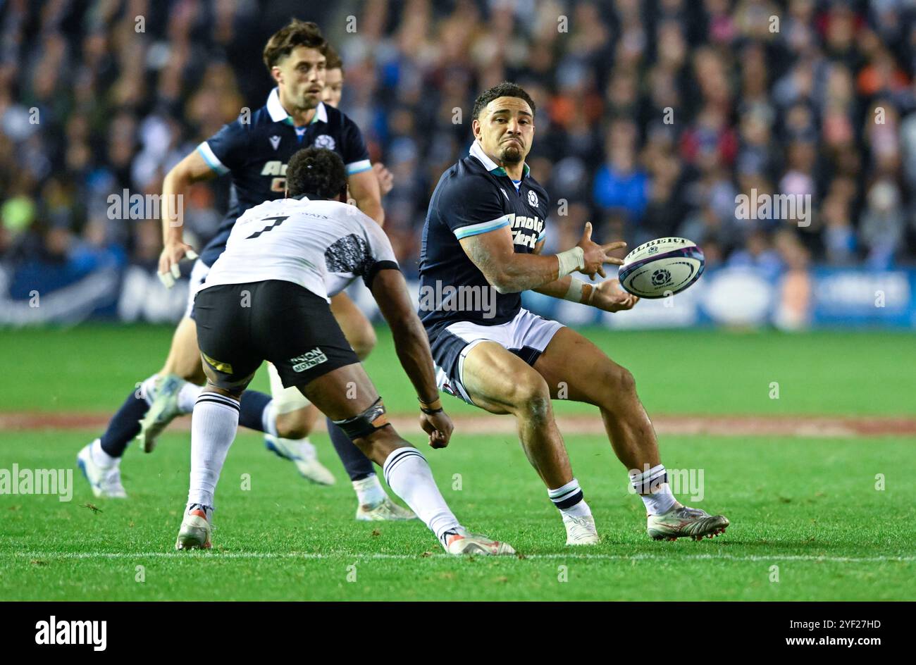 Edinburgh, Großbritannien. November 2024. Kitione Salawa aus Fidschi und Sione Tuipulotu aus Schottland während des Spiels der Autumn Nation Series im Murrayfield Stadium, Edinburgh. Der Bildnachweis sollte lauten: Neil Hanna/Sportimage Credit: Sportimage Ltd/Alamy Live News Stockfoto