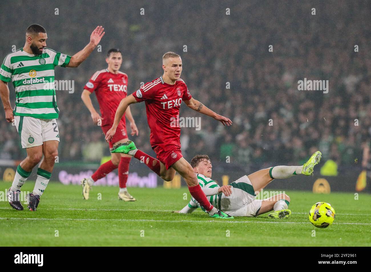 Glasgow, Großbritannien. November 2024. Das erste Halbfinale des Premier Sports Cup zwischen Celtic FC und Aberdeen FC waas fand im Hampden Park in Glasgow, Schottland, Großbritannien statt. Das Ergebnis war Celtic 6:0 Aberdeen. Celtic geht ins Finale. Die Tore wurden von C. Carter-Vickers (29')Tor 29 Minuten, K. Furuhashi (32')Tor 32 Minuten, D. Maeda (40', 49', 85')Tor 40 Minuten, Tor 49 Minuten, Tor 85 Minuten N. Kuhn (59') Credit: Findlay/Alamy Live News Stockfoto