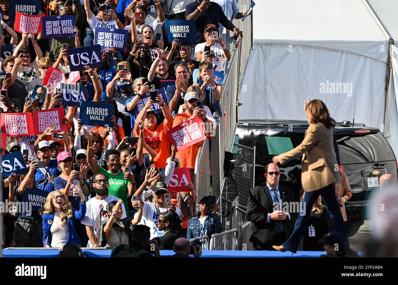 Atlanta, USA. November 2024. Die für den demokratischen Präsidenten nominierte Vizepräsidentin Kamala Harris kommt zu einer Wahlkampfveranstaltung vor dem Atlanta Civic Center am Samstag, den 2. November 2024. (Foto: Richard Pierrin/SIPA USA) Credit: SIPA USA/Alamy Live News Stockfoto