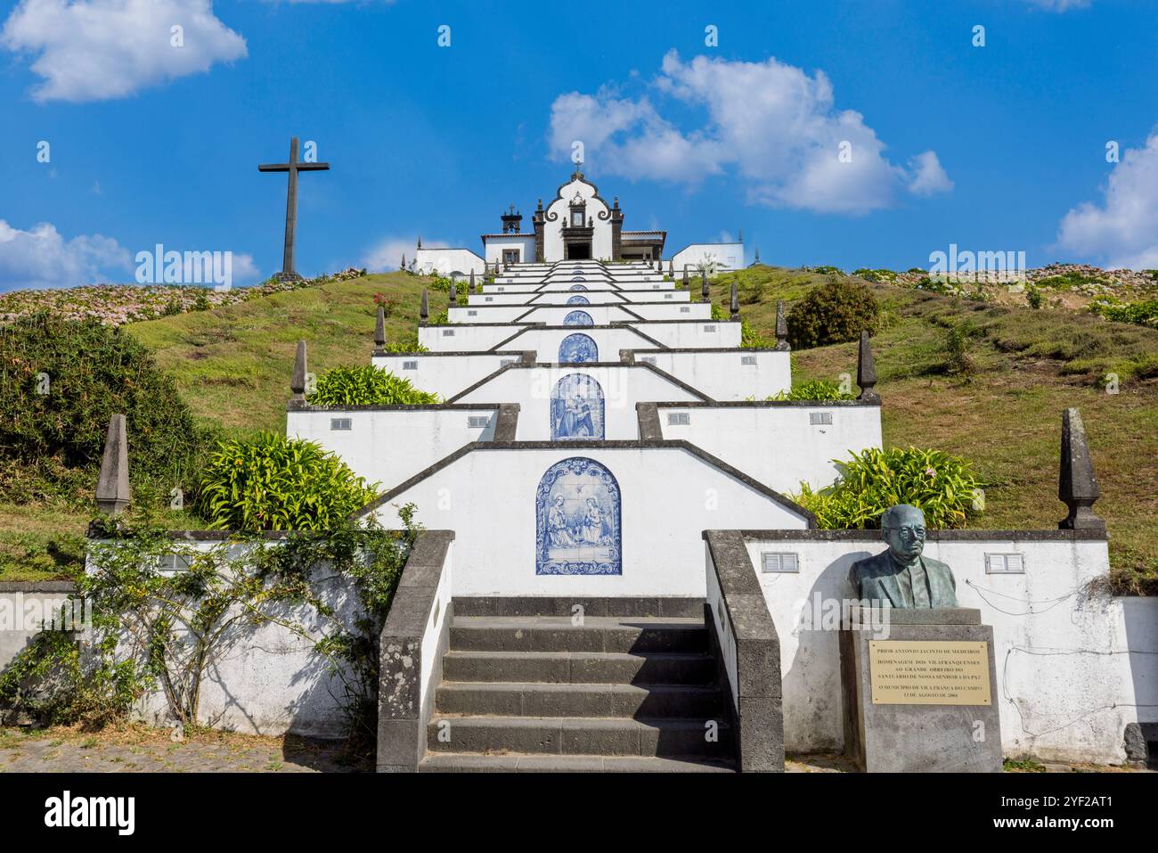 Die Ermida de Nossa Senhora da Paz ist eine bezaubernde Kapelle auf einem Hügel auf der Insel São Miguel auf den Azoren, die einen atemberaubenden Panoramablick auf die bietet Stockfoto
