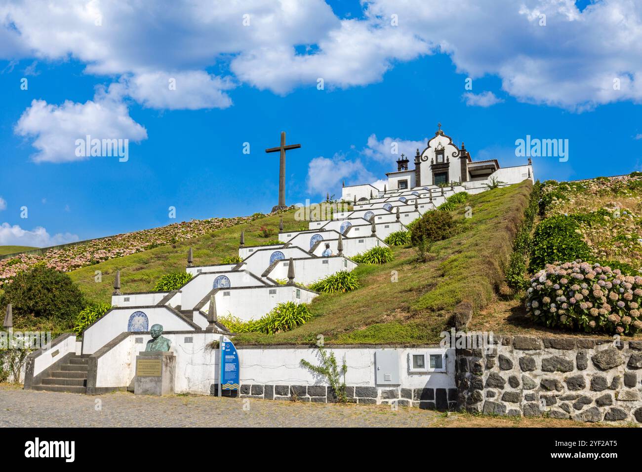 Die Ermida de Nossa Senhora da Paz ist eine bezaubernde Kapelle auf einem Hügel auf der Insel São Miguel auf den Azoren, die einen atemberaubenden Panoramablick auf die bietet Stockfoto