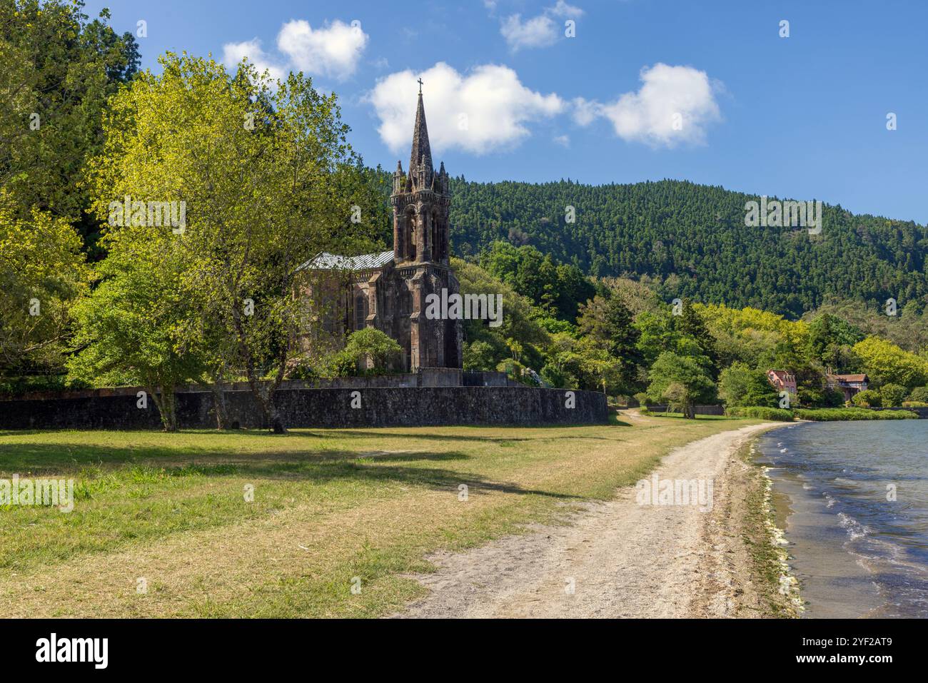 Am Rande des ruhigen Sees Furnas auf der Insel Sao Miguel gelegen, ist die markante neogotische Capela de Nossa Senhora das Vitórias ein Zeugnis dafür Stockfoto