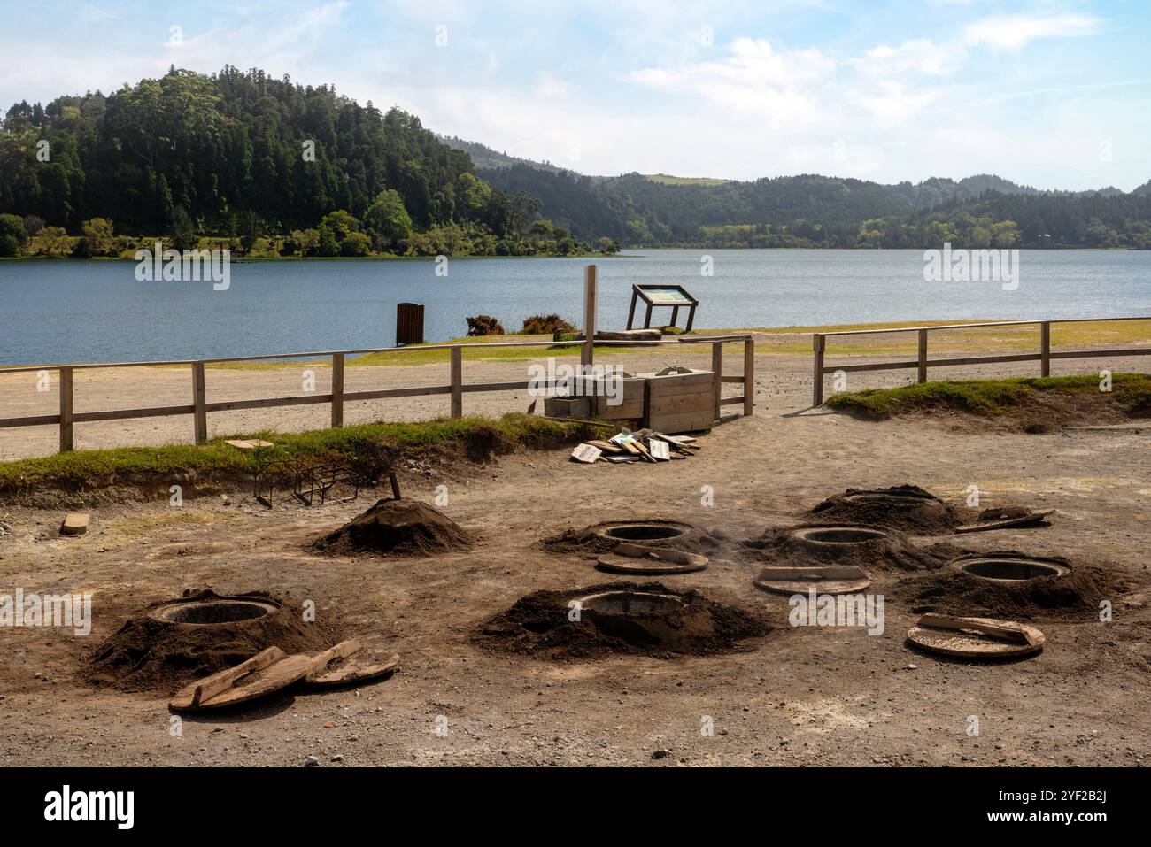Das vulkanische Herz von São Miguel liegt in der Nähe des Dorfes Furnas, wo dampfende Fumarolen und sprudelnde Schlammtöpfe, die lokal als caldeiras bekannt sind, absteigen Stockfoto