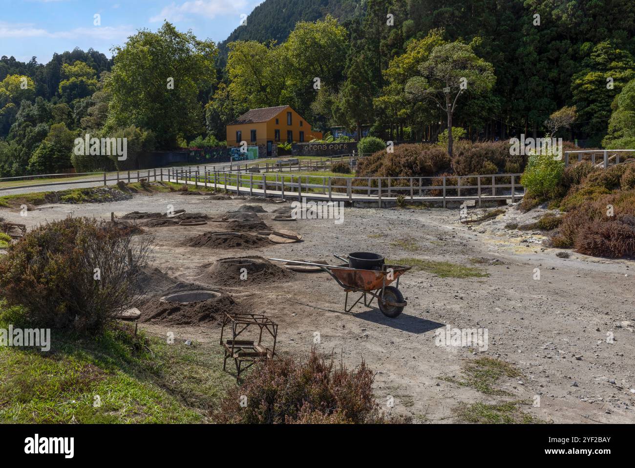 Das vulkanische Herz von São Miguel liegt in der Nähe des Dorfes Furnas, wo dampfende Fumarolen und sprudelnde Schlammtöpfe, die lokal als caldeiras bekannt sind, absteigen Stockfoto