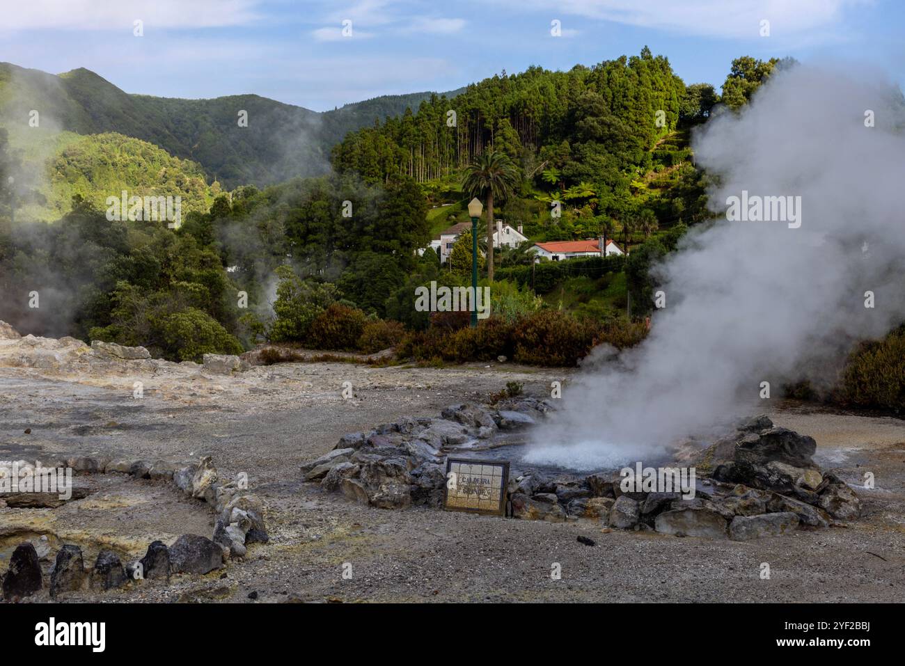 Im Herzen des Dorfes Furnas sprudelt ein Kessel geothermischer Aktivität an die Oberfläche, mit dampfenden Schlammbecken und zischenden Lüftungsschlitzen, die einen Sulfu freisetzen Stockfoto