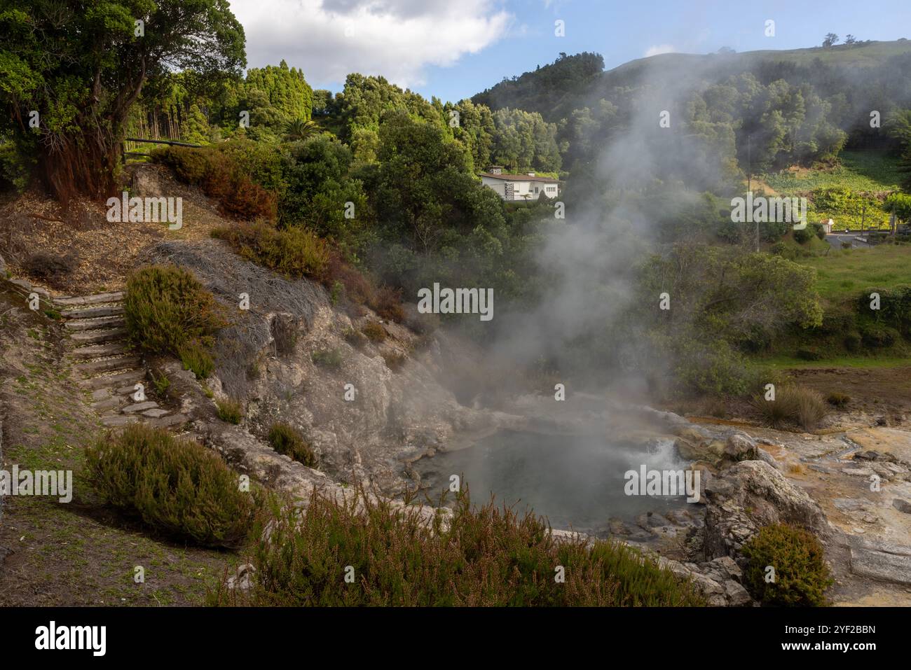 Im Herzen des Dorfes Furnas sprudelt ein Kessel geothermischer Aktivität an die Oberfläche, mit dampfenden Schlammbecken und zischenden Lüftungsschlitzen, die einen Sulfu freisetzen Stockfoto
