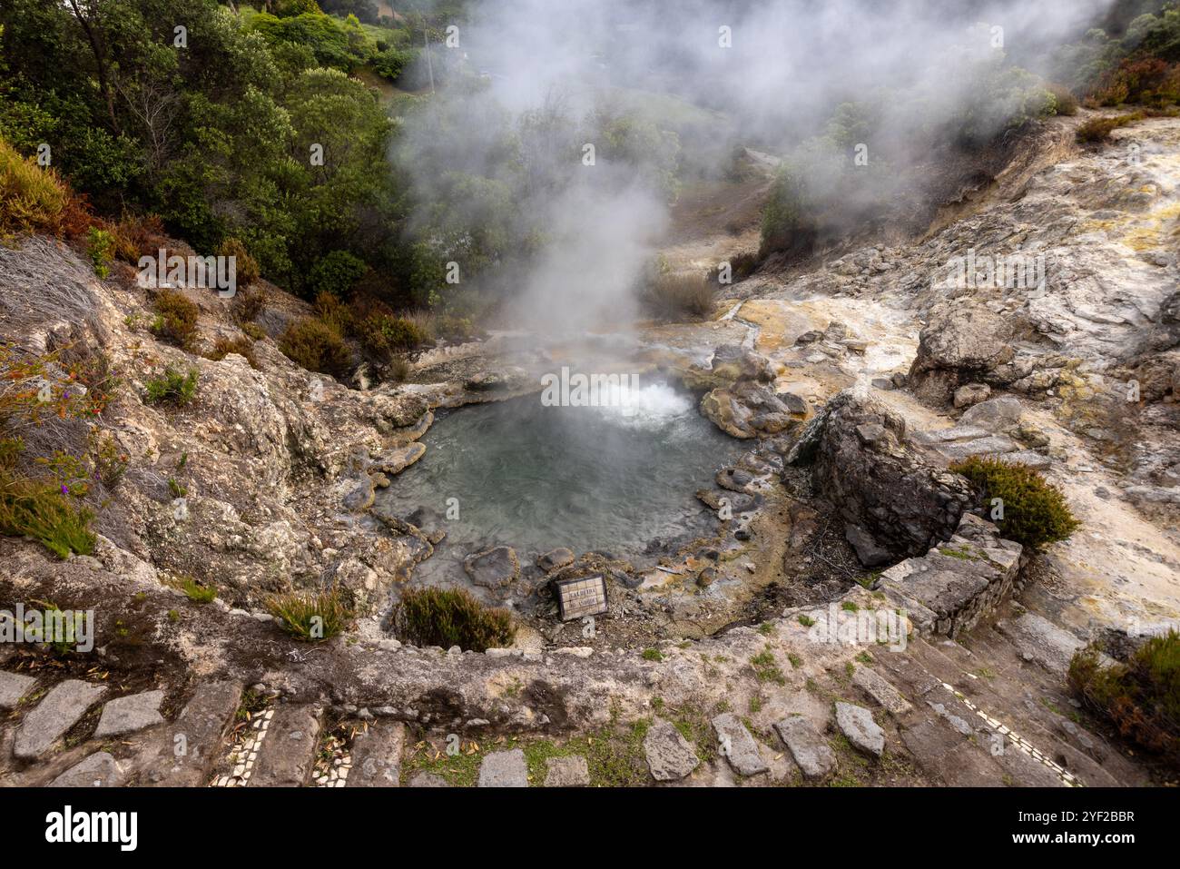 Im Herzen des Dorfes Furnas sprudelt ein Kessel geothermischer Aktivität an die Oberfläche, mit dampfenden Schlammbecken und zischenden Lüftungsschlitzen, die einen Sulfu freisetzen Stockfoto
