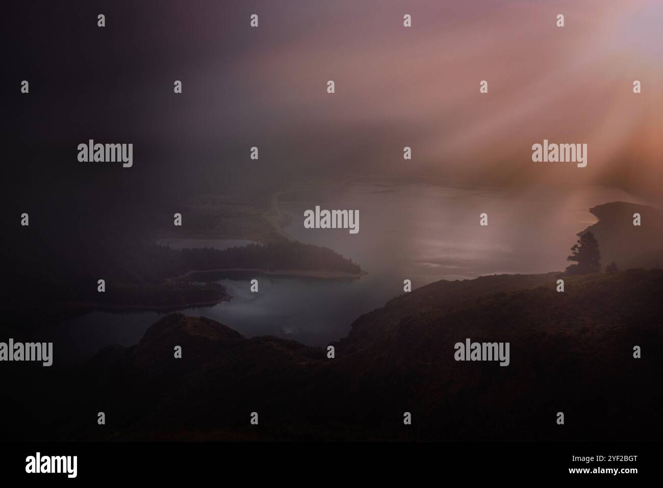 Der Lagoa do Fogo (Feuersee) ist ein Kratersee innerhalb des Stratovulkans Água de Pau im Zentrum der portugiesischen Insel São Miguel Stockfoto