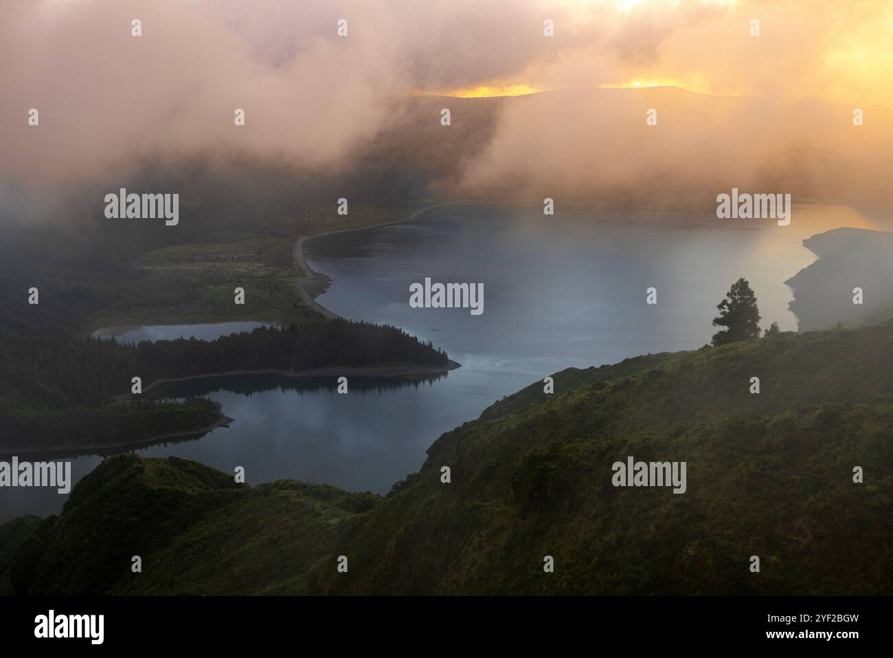 Der Lagoa do Fogo (Feuersee) ist ein Kratersee innerhalb des Stratovulkans Água de Pau im Zentrum der portugiesischen Insel São Miguel Stockfoto