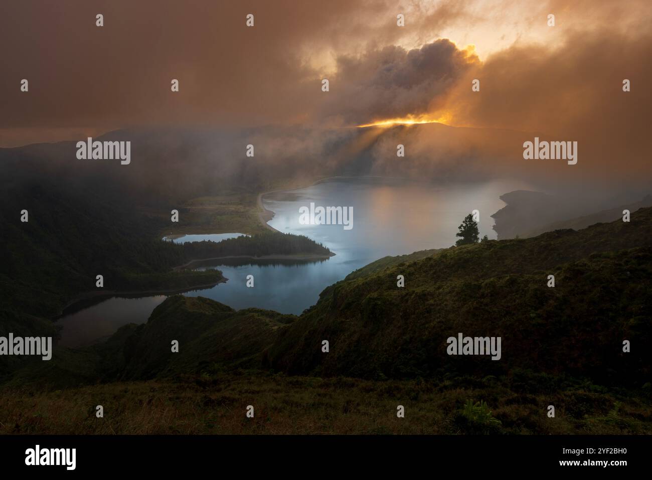 Der Lagoa do Fogo (Feuersee) ist ein Kratersee innerhalb des Stratovulkans Água de Pau im Zentrum der portugiesischen Insel São Miguel Stockfoto