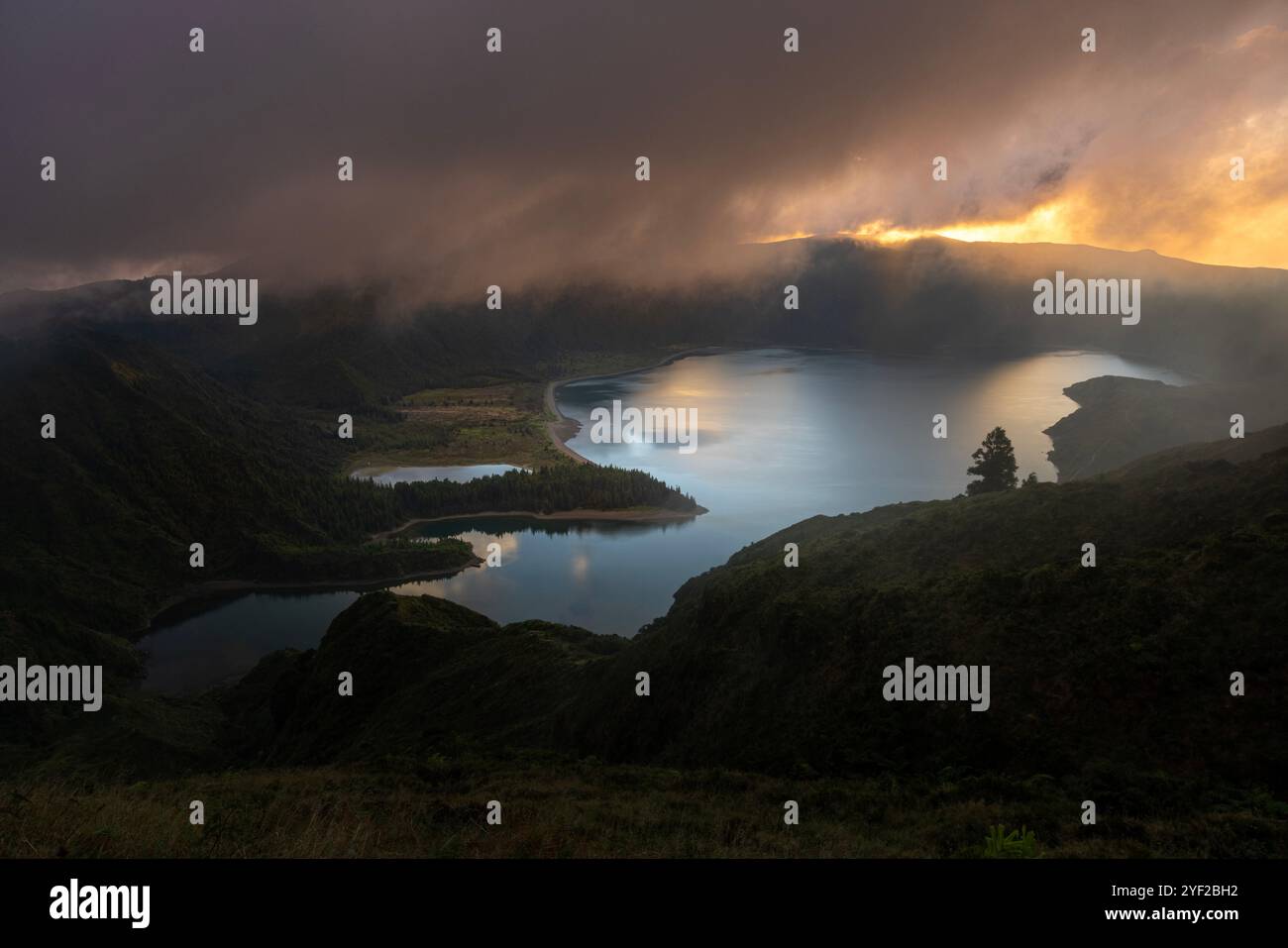 Der Lagoa do Fogo (Feuersee) ist ein Kratersee innerhalb des Stratovulkans Água de Pau im Zentrum der portugiesischen Insel São Miguel Stockfoto