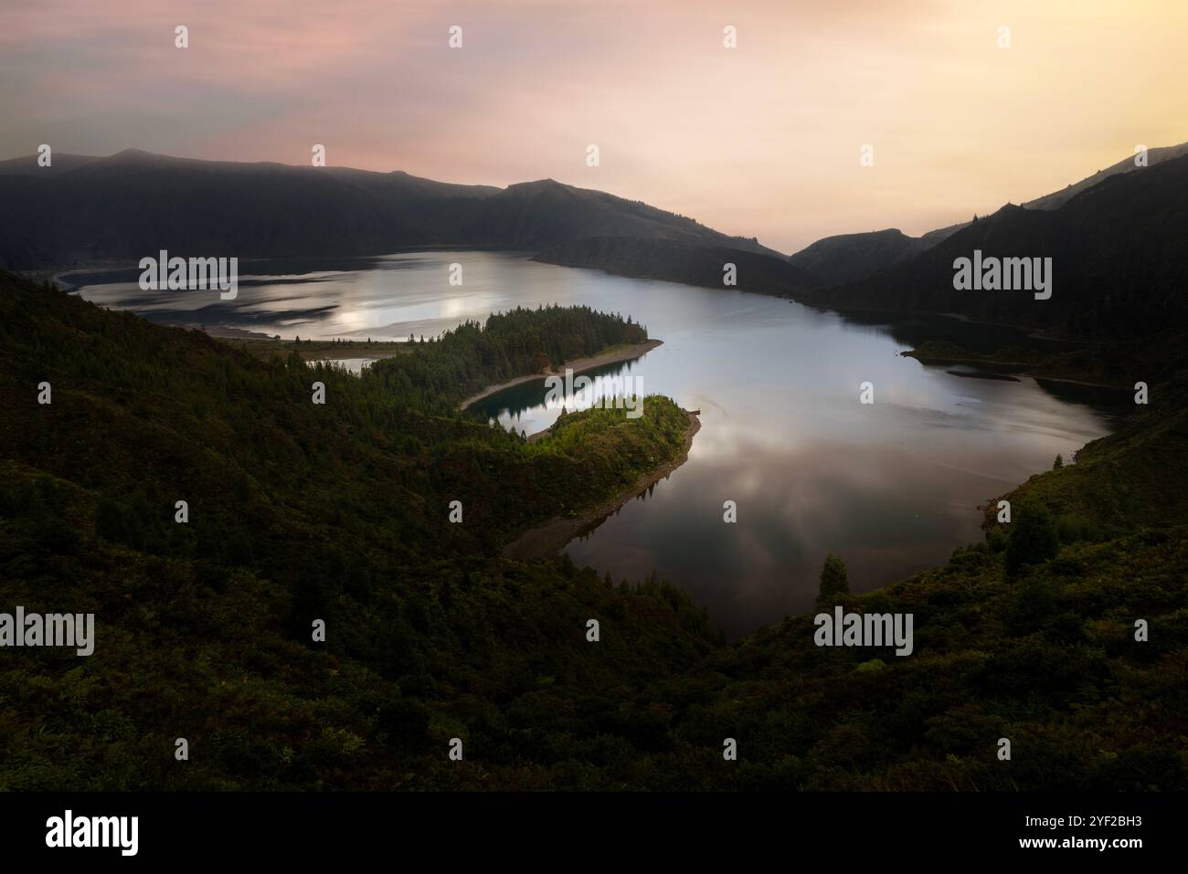 Der Lagoa do Fogo (Feuersee) ist ein Kratersee innerhalb des Stratovulkans Água de Pau im Zentrum der portugiesischen Insel São Miguel Stockfoto