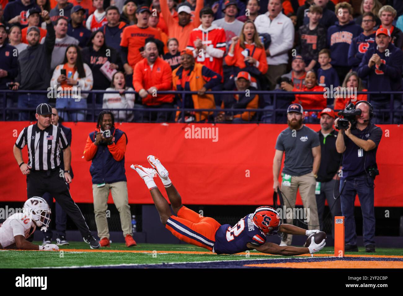 Syracuse, New York, USA. November 2024. Der Syracuse Wide Receiver JUSTUS ROSS-SIMMONS (12) taucht während des ACC-Konferenzspiels zwischen Syracuse und Virginia Tech Hokies im JMA Wireless Dome auf dem Campus der Syracuse University in die Endzone ein. (Kreditbild: © Scott Rausenberger/ZUMA Press Wire) NUR REDAKTIONELLE VERWENDUNG! Nicht für kommerzielle ZWECKE! Stockfoto