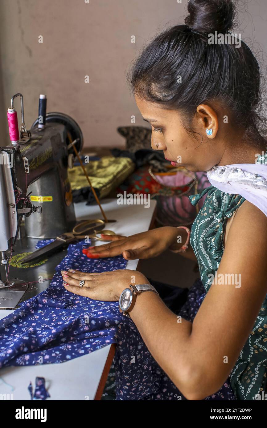 Schneiderin arbeitet in einem Dorf im Bezirk Narmada, Gujarat, Indien. Person Erwachsene 016811 198 Stockfoto