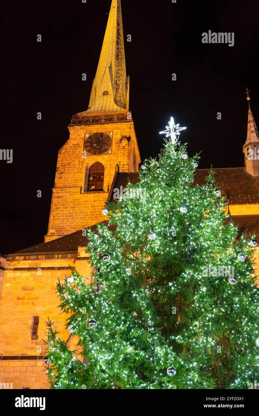 Eine festliche Szene mit Weihnachtsschmuck im Vordergrund und der Kathedrale St. Bartholomäus in Plzen, Tschechien, im Hintergrund. Ein Charme Stockfoto